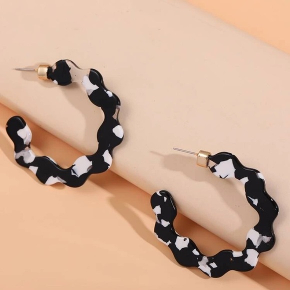 Last pair! Black & white abstract acrylic hoop earrings mint - Picture 4 of 7